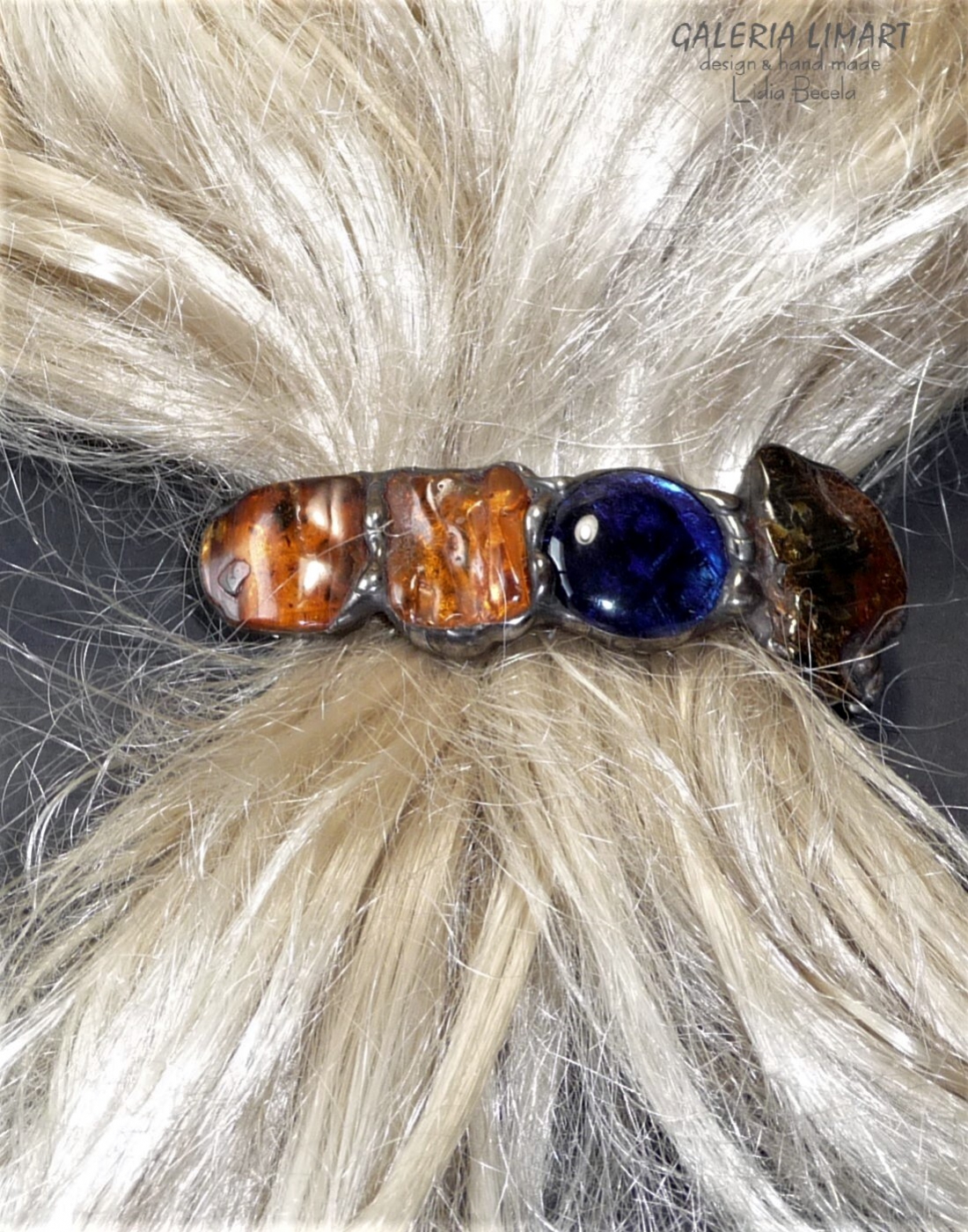 spinka do włosów z kobaltowym szklanym kaboszonem i trzema naturalnymi, surowymi bursztynami bałtyckimi